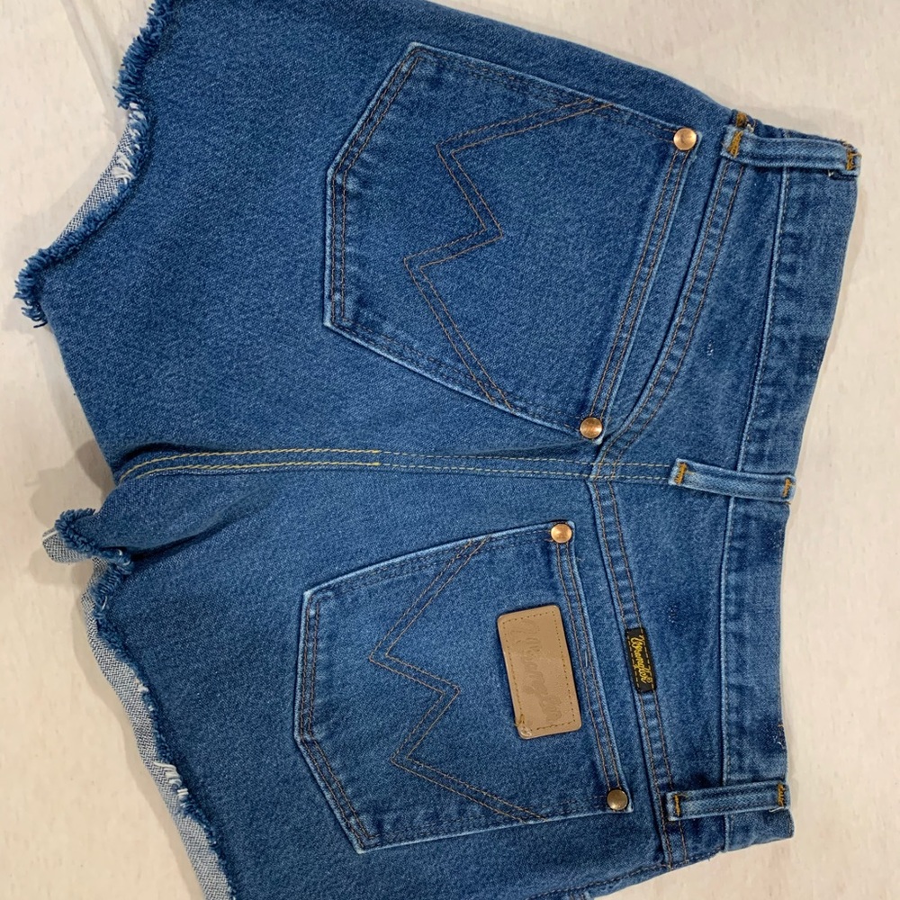 Vintage Wrangler shorts. Fits like a 25 or 26